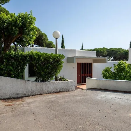 Moradia Com Jardim Privado *