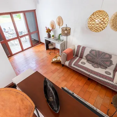 Moradia Com Jardim Privado