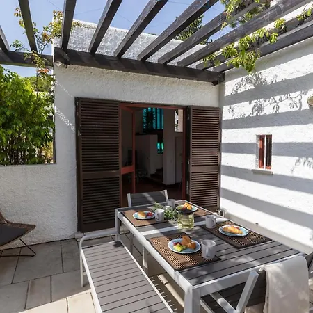 Moradia Com Jardim Privado