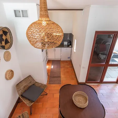 Moradia Com Jardim Privado